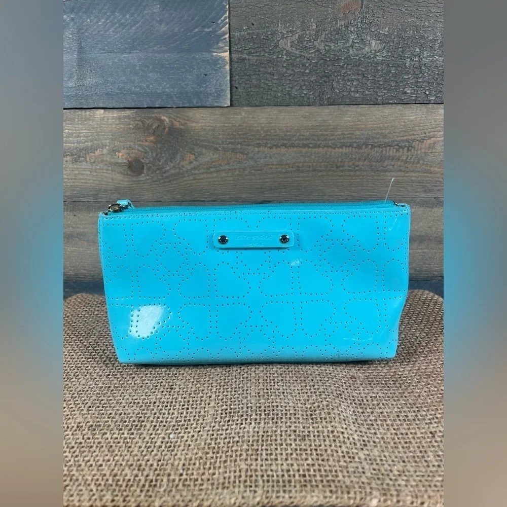 Kate Spade Sparkle cosmetic bag in turquoise patent leather with a 🩵 Pattern